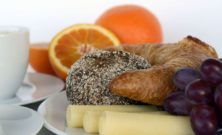 Brunch take away er blevet en populær trend inden for madverdenen, der giver mad- og drikkeentusiaster muligheden for at nyde en lækker brunchmenu i komforten af deres eget hjem eller på farten