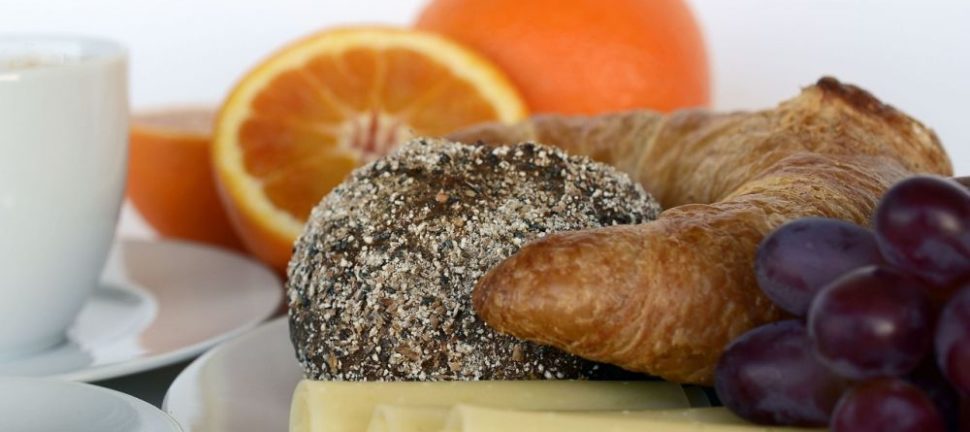 Brunch take away er blevet en populær trend inden for madverdenen, der giver mad- og drikkeentusiaster muligheden for at nyde en lækker brunchmenu i komforten af deres eget hjem eller på farten