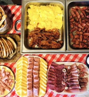 Brunch er en populær spiseoplevelse i Kolding, der tilbyder en kombination af morgenmad og frokost