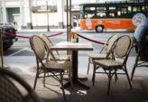Brunch er en populær spiseoplevelse i byen Århus, hvor folk samles for at nyde en kombination af morgenmad og frokostretter