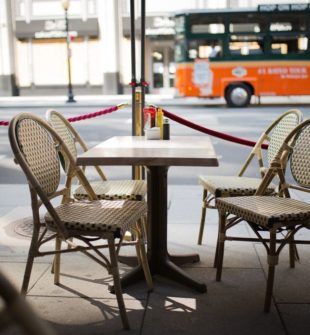 Brunch er en populær spiseoplevelse i byen Århus, hvor folk samles for at nyde en kombination af morgenmad og frokostretter